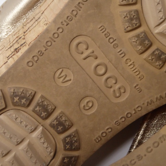 Crocs A-Leigh Womens Sandals Gold Metallic Leather Cork Wedge Flip Flops 9 - Picture 7 of 8